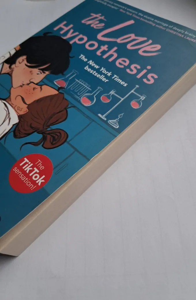 Книга англійською The Love Hypothesis Ali Hazelwood