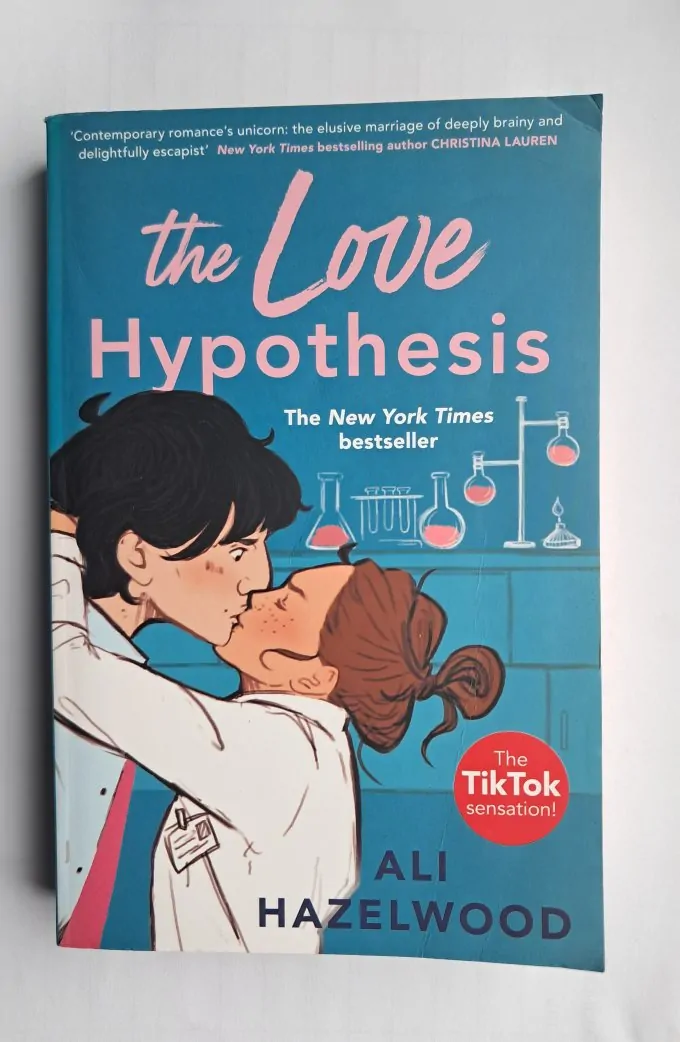 Книга англійською The Love Hypothesis Ali Hazelwood