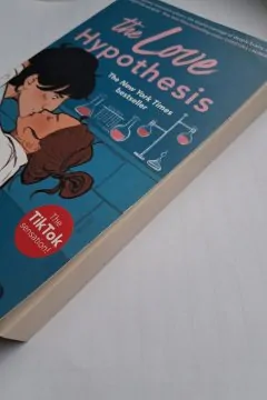 Книга англійською The Love Hypothesis Ali Hazelwood