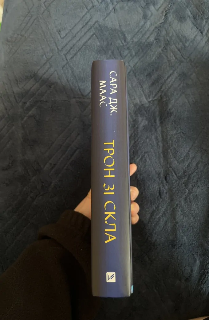 Трон зі скла